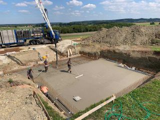 EFH Bodenplatte einschalen, armieren und betonieren. Betonwände einschalen, armieren und betonieren.