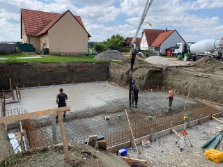 EFH Bodenplatte einschalen, armieren und betonieren. Betonwände einschalen, armieren und betonieren.