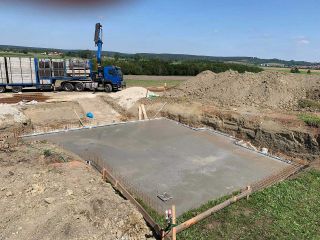 EFH Bodenplatte einschalen, armieren und betonieren. Betonwände einschalen, armieren und betonieren.