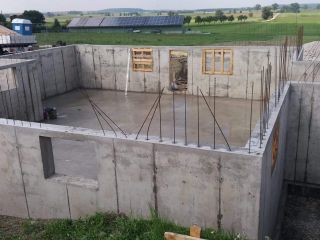 EFH Bodenplatte einschalen, armieren und betonieren. Betonwände einschalen, armieren und betonieren.