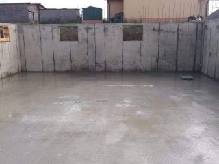 EFH Bodenplatte einschalen, armieren und betonieren. Betonwände einschalen, armieren und betonieren.