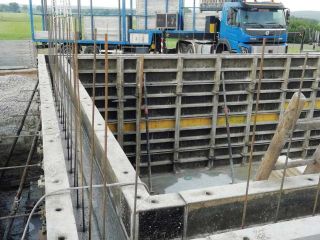 EFH Bodenplatte einschalen, armieren und betonieren. Betonwände einschalen, armieren und betonieren.