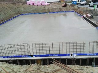 EFH Bodenplatte einschalen, armieren und betonieren. Betonwände einschalen, armieren und betonieren.