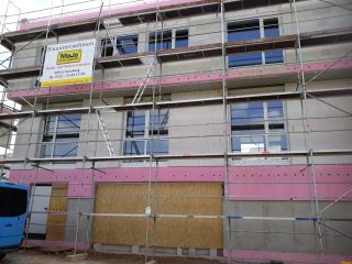 EFH Bodenplatte einschalen, armieren und betonieren. Betonwände einschalen, armieren und betonieren.